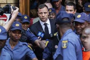 Le champion sud-africain quitte le tribunal de Pretoria, le 12 septembre 2014. © AFP