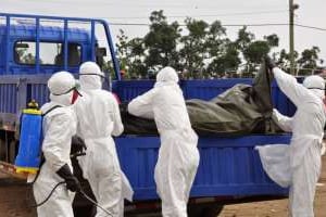 Les autorités sanitaires emmènent le corps d’une victime d’Ebola, le 12 août, au Liberia. © Abbas Dulleh / AFP