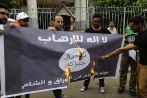 Des Libanais brûlent le drapeau de l’Etat islamique devant le ministère de la Justice. © ANWAR AMRO / AFP