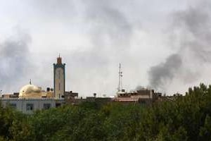 De la fumée issue de combats entre milices et forces armées à l’aéroport de Tripoli, en août © AFP