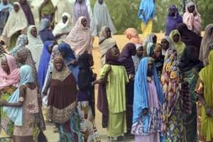 Des réfugiés fuient les combats entre les forces armées et les rebelles islamistes au Nigeria. © AFP