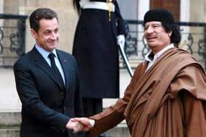 Nicolas Sarkozy et Mouammar Kadhafi à l’Élysée en 2007. © AFP