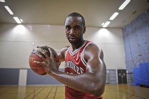 Luc Richard Mbah a Moute, basketteur professionnel camerounais évoluant aux postes d’ailier et d’ailer fort dans l’équipe américaine des Bucks de Milwaukee (USA).  Le 5 septembre 2012. © Vincent Fournier/J.A.