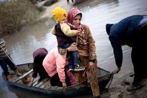 Réfugiés syriens franchissant l’Oronte, près du village de Hacipasa, en Turquie. © Manu Brabo/AP