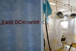 Des tenues de protection contre le virus Ebola. © AFP