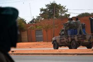 Des soldats tchadiens quittent Niamey sur un camion le 26 janvier 2013. © AFP