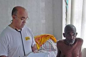 Frère Manuel Garcia Viejo avec un malade à l’hôpital San Juan de Dios à Lusar en Sierra Leone. © AFP