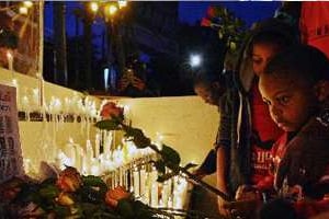 Des fleurs et bougies à la mémoire des victimes du massacre du centre commercial Westgate. © AFP