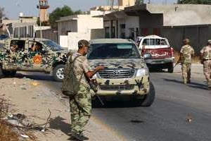 Un barrage de l’armée libyenne dans la banlieue de la capitale Tripoli, le 10 septembre 2014. © AFP