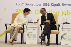 De gauche à droite : Arancha Gonzalez, directrice exécutive du Centre du Commerce International et le président rwandais Paul Kagamé. © Centre du Commerce International