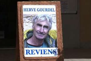 Portrait d’Hervé Gourdel, placé sous les arcades de la mairie de Saint-Martin-Vésubie. © AFP