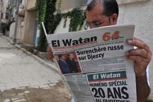 Un Algérien pose avec le quotidien El Watan le 7 octobre 2010 à Algérie. © AFP