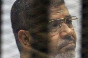 Mohamed Morsi dans la cage des accusés, le 15 septembre 2014 au Caire. © AFP