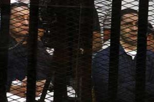 Hosni Moubarak et son fils lors de leur procès à l’Académie de police, le 13 août 2014 au Cair © AFP