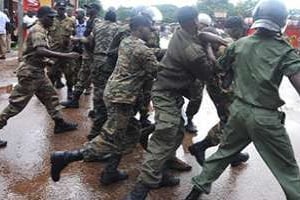 Arrestation des manifestants au stade de Conakry, le 28 septembre 2009. © AFP