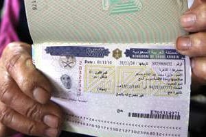 Une femme montre le visa qu’elle a obtenu pour l’Arabie Saoudite, en 2010. © SAID KHATIB / AFP