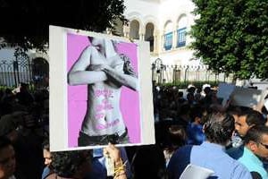 Manifestation contre la violence faite aux femmes à Tunis le 2 octobre 2012. © AFP