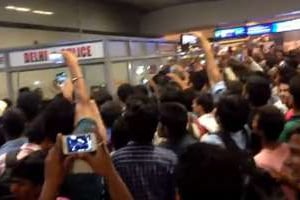 La foule hilare filmant un lynchage d’Africains dans le métro, le 28 septembre à New Delhi. © Capture d’écran Youtube