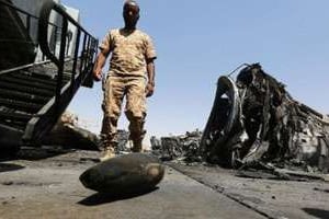 L’aéroport de Tripoli après une attaque. © AFP