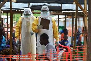 Des personnels médicaux en combinaison de protection, le 15 août 2014 à Kailahun, Sierra Leone. © AFP