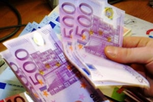 Des billets de 500 euros © Adrian Dennis / AFP