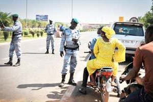 Contrôle de police près de l’aéroport de Bamako. © Issouf Sanogo/AFP
