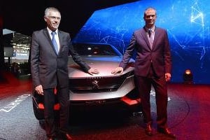 Carlos Tavares, le patron de PSA Peugeot-Citroën, et Maxime Picat, directeur de la marque Peugeot devant le concept car Quartz présenté le 2 octobre 2014 au Mondial de l’auto. © AFP
