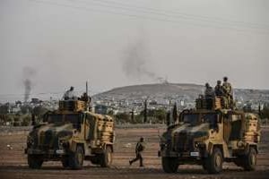 Des forces turques stationnées le 3 octobre 2014 près de la ville de Kobané. © AFP
