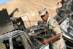 Des soldats égyptiens sur le site d’une attaque à al-Wadi al-Gadid, le 20 juillet 2014. © AFP