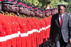 Le président kényan, Uhuru Kenyatta, passe en revue la garde d’honneur, le 6 octobre 2014. © AFP