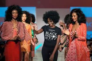 La créatrice Adama Paris (centre), organisatrice de la Black Fashion Week. © blackfashionweekparis.com