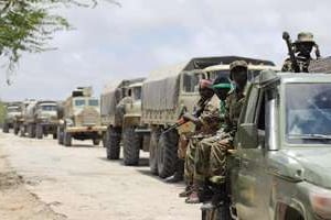 Des soldats de l’Amisom en convoi se dirigent vers la ville de Barawe, le 5 octobre 2014. © AFP