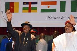Les présidents Jonathan (à g.) et Issoufou ( à d.) le 7 octobre à Niamey © Hama Boureima /AFP