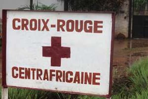 Un panneau annonçant la Croix-Rouge centrafricaine, le 21 août 2014, à Bangui. © AFP
