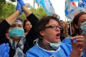 Des personnels de santé manifestent le 11 octobre 2014 à Madrid. © AFP