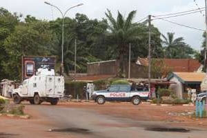 Des véhicules des Casques bleus et de la police locale patrouillent dans les rues de Bangui. © AFP