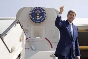 John Kerry le 13 octobre 2014 à son départ du Caire pour Paris. © AFP