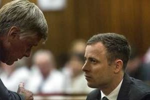 Oscar Pistorius (d) avec l’un de ses avocats, le 13 octobre 2014 à Johannesburg. © AFP