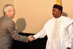 Luc Oursel, patron d’Areva, et le président Mahamadou Issoufou, lors de la signature de l’accord de Niamey, le 26 mai. © Areva