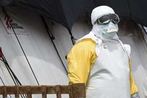 Un membre d’une équipe médicale à l’entrée d’un centre de soins pour Ebola, le 27 septembre 2014 © AFP