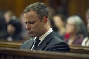 Oscar Pistorius pleure lors de son procès, le 17 octobre 2014 au tribunal de Pretoria. © AFP