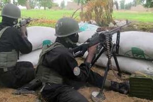 Des forces de police camerounaises près d’Amchide. © AFP