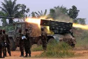 Des soldats de la RDC lancent un missile contre des rebelles ADF, près de Kokola. © AFP