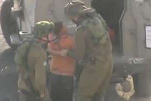 Des soldats israéliens arrêtant un enfant palestinien. © Capture d’écran.