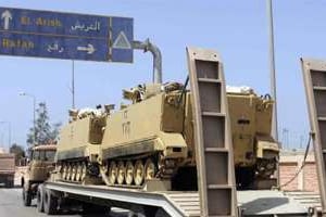 Un camion de l’armée égyptienne transporte des blindés. © AFP