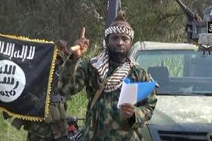 Le chef de Boko Haram, Abubakar Shekau, lisant une déclaration. © AFP