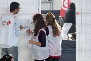Des agents électoraux, le 27 octobre 2014 à Tunis. © AFP