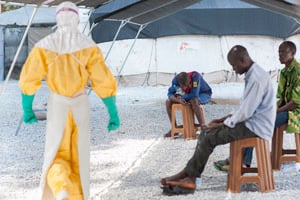 En Guinée, l’un des foyers d’Ebola, seuls 3 % du budget national sont attribués à la santé. © Sylvain Cherkaoui/Cosmos pour MSF