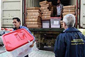 Un observateur européen surveille la livraison des urnes électorales à Tunis. © AFP