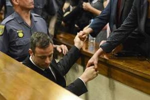 Pistorius serre les mains de sa famille alors qu’il vient d’être condamné à cinq ans de prison. © AFP
